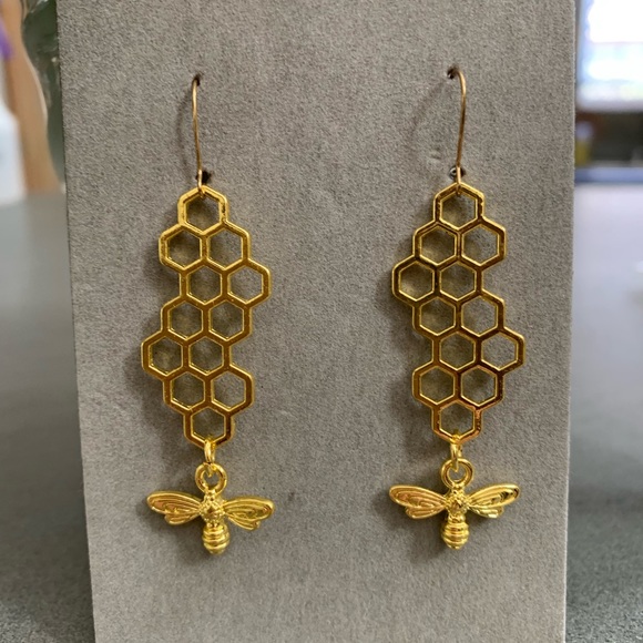 🔥5/$20🔥 Handcrafted Gold-Tone Bee and Hive Earrings New - Picture 6 of 6